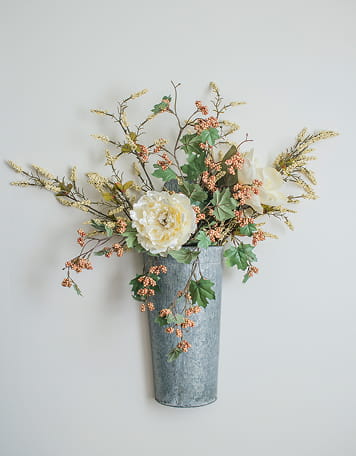 多彩な花が美しく飾られた花瓶の造花アレンジメント