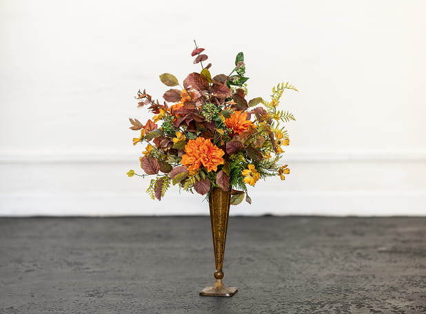 多彩な花が美しく飾られた花瓶の造花アレンジメント