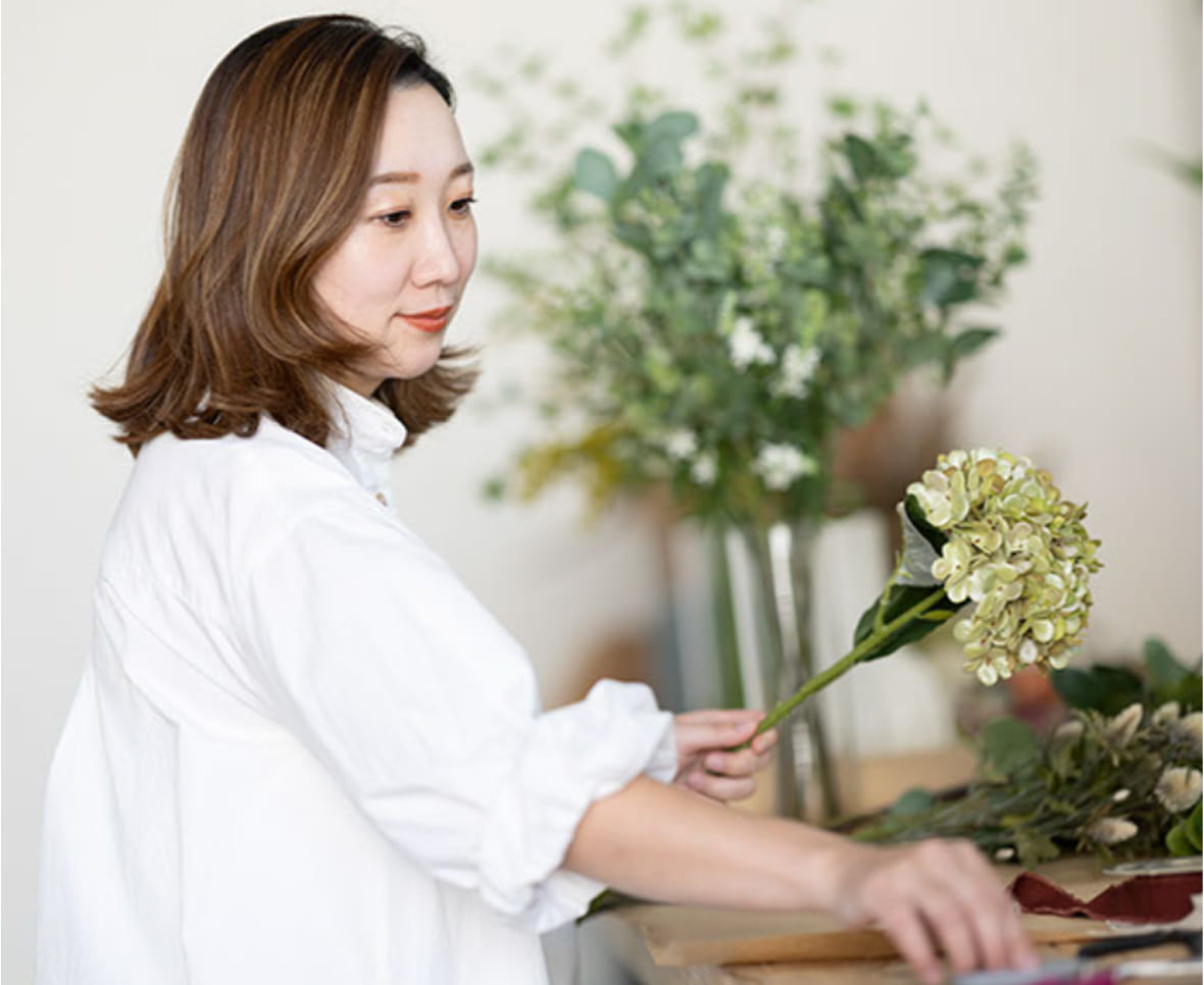 代表が花をアレンジしている様子